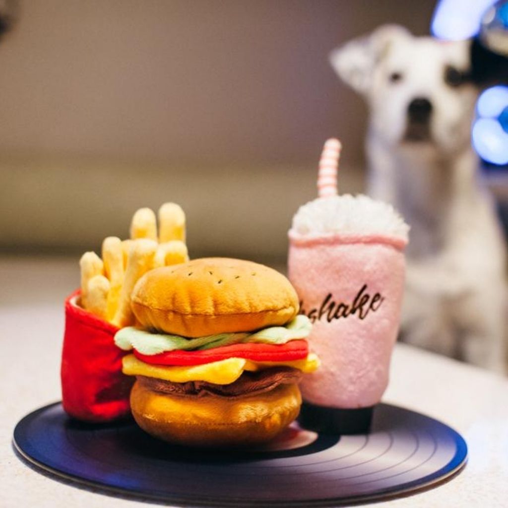 P.L.A.Y. nachhaltiges, recyceltes Hundespielzeug Milkshake bei Fairtails