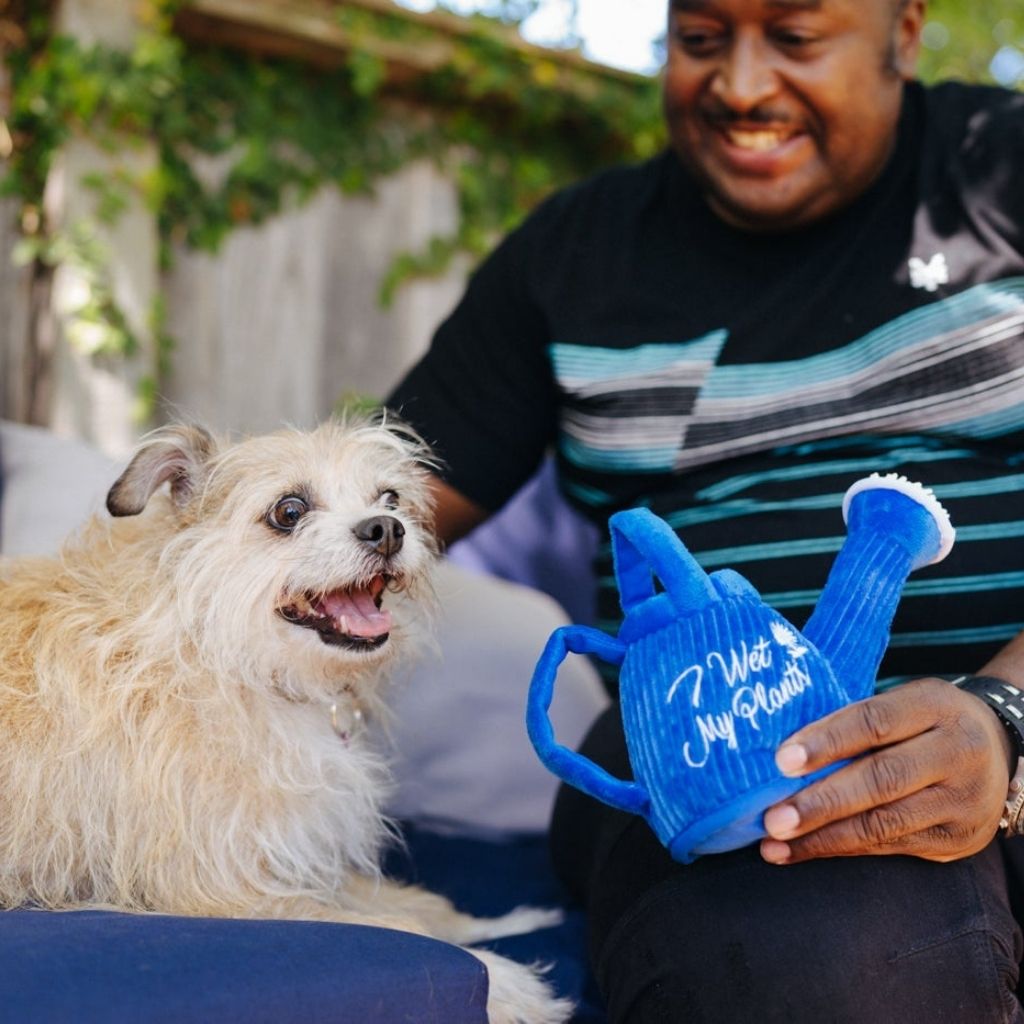 P.L.A.Y Hundespielzeug Giesskanne - Lustiges, nachhaltiges Hundespielzeug bei Fairtails