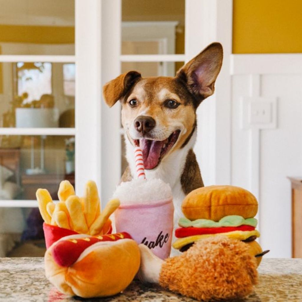 Hot Dog Hundespielzeug / nachhaltiges Hundespielzeug von P.L.A.Y. bei Fairtails